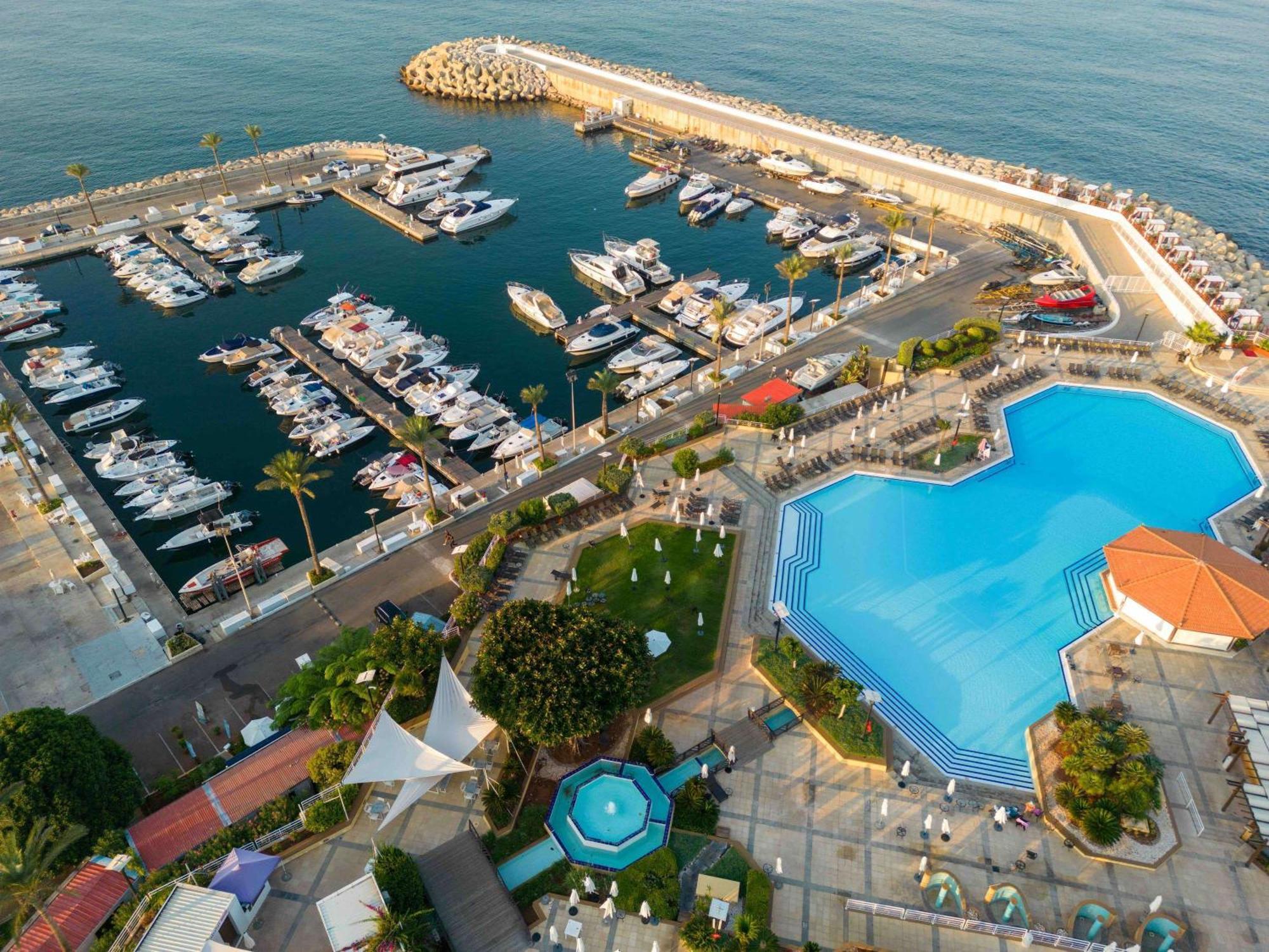 Moevenpick Hotel Bejrút Kültér fotó